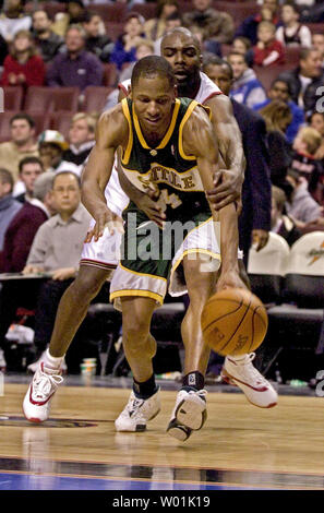 Die 76ers' Aaron McKie (8) Fouls die Supersonics" Ray Allen (34) unter dem Netz in einer 90 bis 81 Supersonics' Sieg als Philadelphia hosts Seattle an einem Nachmittag Spiel im Wachovia Center in Philadelphia, am 19. Januar 2003. (UPI FOTO/Jon Adams) Stockfoto