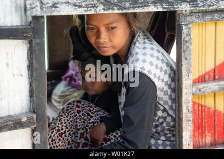 SEMPORNA Inseln Borneo - 11. MAI 2019; Meer nomad Frau und Kind im Fenster der House Boat. Stockfoto