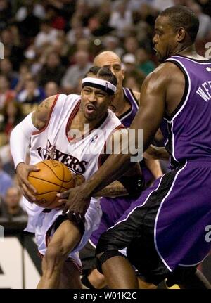 Die 76ers' Allen Iverson (3) verhandelt über die Kings' Chris Webber (4) für eine klare Aufnahme auf die Net als Philadelphia hosts Sacramento in einem Abend Spiel im Wachovia Center in Philadelphia, am 4. März 2004. (UPI FOTO/Jon Adams) Stockfoto