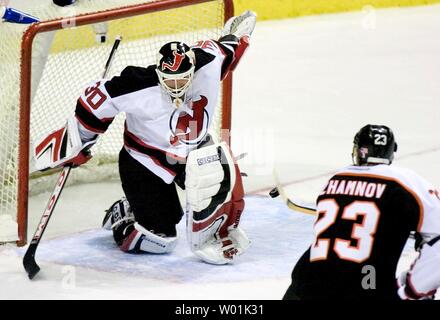 Die Devils' Torwart Martin Brodeur (30) Blocks ein Versuch, aus der Punktzahl Flyer "Alexei Zhamnov(23) als Philadelphia hosts New Jersey in einem Nachmittag Spiel im Wachovia Center in Philadelphia, am 13. März 2004. (JON ADAMS/UPI) Stockfoto