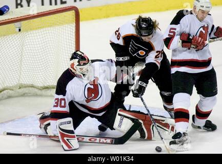 Die Devils' Torwart Martin Brodeur (30) und Teamkollege Colin White (5) Enthalten die Flyer "Michal Handzus(26) vor dem Netz als Philadelphia hosts New Jersey in einem Nachmittag Spiel im Wachovia Center in Philadelphia, am 13. März 2004. (JON ADAMS/UPI) Stockfoto