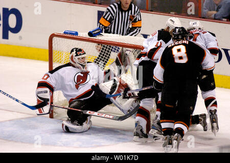 Die Dynamik der entgegenkommenden Skaters Stossrichtungen der Teufel' Torwart Martin Brodeur (30) zurück in sein Netz in der zweiten Periode als Philadelphia hosts New Jersey im ersten Spiel der Eastern Conference Viertelfinale im Wachovia Center in Philadelphia, am 10. April 2004. (JON ADAMS/UPI) Stockfoto