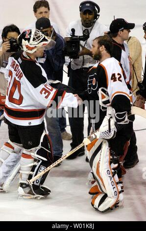 Die Devils' Torwart Martin Brodeur (30) Angebote herzlichen Glückwunsch an die Flyer "torwart (42) wie Philadelphia hosts New-jersey in Spiel 5 der Eastern Conference Viertelfinale im Wachovia Center in Philadelphia, am 17. April 2004. (UPI FOTO/Jon Adams) Stockfoto
