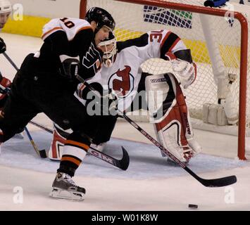 Der Flyer "John LeClair(10) Herausforderungen der Teufel' Torwart Martin Brodeur (30) in ihrer 3 bis 1 Serie Sieg Sieg über den Teufel als Philadelphia hosts New-jersey in Spiel 5 der Eastern Conference Viertelfinale im Wachovia Center in Philadelphia, am 17. April 2004. (UPI FOTO/Jon Adams) Stockfoto