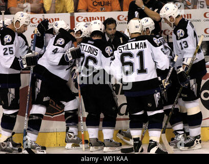 Die Lightning Head Coach John tortorella Ausgaben späten dritten Zeitraum Anweisungen an seine Mannschaft in ein zweites Ziel, die sich in einem 3 - 2 Sieg über den Blitz als Philadelphia Gastgeber Tampa Bay in Spiel 4 der Eastern Conference Finals in der Wachovia Center in Philadelphia, am 14. Mai 2004. (UPI FOTO/Jon Adams) Stockfoto
