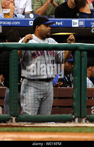 New York Ramon Castro (#11) schnappt seine Finger als er Uhren aus dem dugout als die Mets weiter mit 3 läuft im dritten Inning von New York Mets-Philadelphia Phillies Baseball am Citizen Bank Park in Philadelphia am 14. Juni 2006. (UPI Foto/John Anderson) Stockfoto