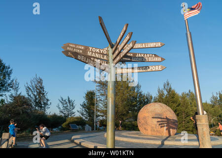 Tipp von Borneo - BORNEO; 29. MAI 2019; Zeichen pioting zu den wichtigsten Städten der Welt und auf Herz und Nieren und malaysischer Flagge an der Spitze von Borneo. Stockfoto