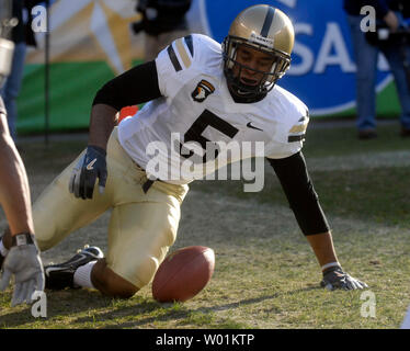 Die Armee von Jeremy Trimble (5) Kerben auf einem 41 Yard Touchdown Lauf gegen Marine im ersten Quartal die 107 army Navy Fußballspiel am Lincoln Financial Field in Philadelphia, Pennsylvania, am 2. Dezember 2006. (UPI Foto/Kevin Dietsch) Stockfoto