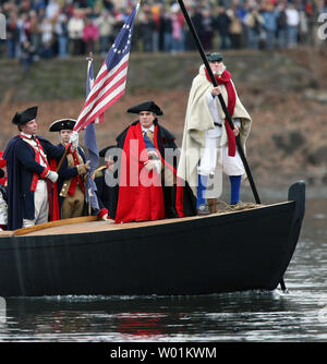 Robert Gerenser (C) porträtiert General George Washington, wie er und die anderen Mitglieder des Washington Crossing Re-enactors Gesellschaft Teil in der 54. jährlichen Re-enactment der berühmten Überquerung des Delaware River von Washington Crossing, Pennsylvania Washington Crossing, New Jersey am 25. Dezember 2006. Die Re-enactment ehrt den Wendepunkt in der amerikanischen Revolution an Weihnachten 1776. (UPI Foto/John Anderson) Stockfoto