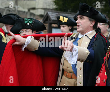 Robert Gerenser porträtiert Gen. George Washington Gesten wie er Adressen Mitglieder des Washington Crossing Re-enactors Gesellschaft, wie sie auf der New Jersey Seite des Delaware River am 25. Dezember 2006 erreichen. Die Wiederinkraftsetzung des berühmten Weihnachten Kreuzung zwischen Washington Crossing, Pennsylvania und Washington Crossing, New Jersey, ehrt den Wendepunkt in der amerikanischen Revolution an Weihnachten 1776. (UPI Foto/John Anderson) Stockfoto