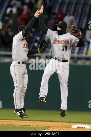 Houston Astros rechter Feldspieler Luke Scott (30) und Mittelfeldspieler Chris Burke springen und eine "Fünf" am Citizens Bank Park in Philadelphia, 13. April 2007 nach Houston besiegt Philadelphia 9-6. (UPI Foto/John Anderson) Stockfoto