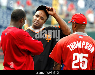 San Francisco's Batting ace Barry Bonds hebt seinen Hut, als er Gespräche mit Philadelphia Phillies Ryan Howard (links) und Milt Thompson (rechts) Feld während der schlagenden Praxis vor dem Spiel mit den Philadelphia Phillies am Citizens Bank Park in Philadelphia, 1. Juni 2007 (UPI Foto/John Anderson) Stockfoto