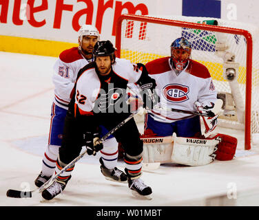 Philadelphia Flyers Mike Knuble(22) arbeitet die Falte als Montreal Kanadier Francis Bouillon (51) und Torwart Jaroslav Ebene verteidigen die Montreal net während der dritten Periode Philadelphia Flyers-Montreal Kanadier NHL Playoff Spiel an der Wachovia Center in Philadelphia, 30. April 2008. Philadelphia besiegt Montreal 4-2 einen Vorteil 3-1 in der Serie zu erwerben. Knuble auf der verletzten Liste wurde und dies ist sein erster Auftritt in diesem Endspiel Serie. (UPI Foto/John Anderson) Stockfoto