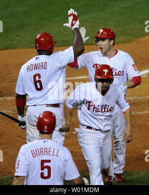 Philadelphia Phillies Chase Utley (oben rechts) gratuliert von Ryan Howard, nachdem er zwei - lassen Sie Homer hit zählenden Shane Victorino (C), der die Punktzahl bei 2-2 im sechsten Inning von Spiel eins von Major League Baseball, National League Championship Series Riegel bei Citizen Bank Park in Philadelphia, Pennsylvania, die am 9. Oktober 2008. Pat Burrell (5) Später schlug einen solo Homer Philadelphia zu geben, die Leitung 3-2 und Chase Schwindler, der Krug Derek Lowe. (UPI Foto/Pat Benic) Stockfoto