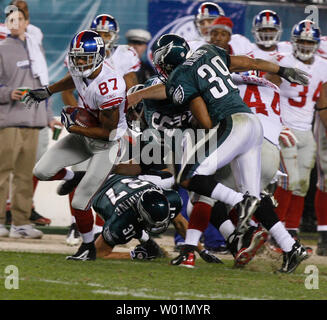 New York Giants wide receiver Domenik Hixon (87) entzieht sich Philadelphia Eagles Sean Considine (37), Omar Gaither (96) und Quintin Demps (39) im vierten Quartal spielen in Philadelphia gegen die Philadelphia Eagles am Lincoln Financial Field November 9, 2008. Die New York Giants besiegten die Philadelphia Eagles 36-31. (UPI Foto/John Anderson) Stockfoto