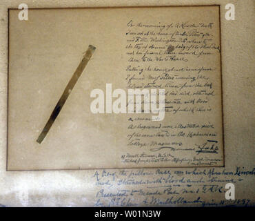 Einen kleinen Streifen der Kopfkissenbezug, dass Abraham Lincoln auf kurz vor dem Sterben von einem Attentäter bullet im Grand Armee der Republik Civil War Museum in Philadelphia am 14. April 2009 angezeigt wird. Der kissenbezug Streifen wird geglaubt, mit seinem Blut und Gehirnmasse befleckt zu werden und wird für die DNA-Tests, die auf jeden Fall ein medizinisches Geheimnis in Bezug auf die Möglichkeit, dass der 16. Präsident der Vereinigten Staaten starb an Krebs zur Zeit seiner Ermordung zu lösen versucht. Das Fragment wurde von einem der Arzt Adjutanten, die Lincoln besuchte, bevor er starb. (UPI P Stockfoto