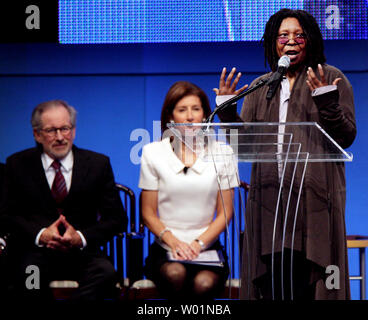 Akademie preisgekrönte Schauspielerin Whoopi Goldberg Gesten, als sie bei den 2009 Liberty metall Verleihung in Philadelphia, 8. Oktober 2009 als fiilmmaker und humanitäre Steven Spielberg (ganz links) und Linda Johnson, Präsident der National Constitution Center sprechen hören. Spielberg, erhielt die Auszeichnung für sein künstlerisches und persönliches Engagement für die Wahrung der Menschenrechte. UPI/John Anderson. Stockfoto