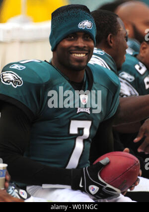 Philadelphia Eagles Quarterback Michael Vick Uhren aus dem Nebenerwerb als die Adler die New York Giants bei M&T Bank Stadium in Philadelphia am 1. November, 2009 spielen. UPI/Kevin Dietsch Stockfoto