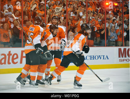 Mitglieder der Philadelphia Flyers feiern nach Philadelphia Flyers Zentrum Danny Briere Kerben gegen die Chicago Blackhawks in der ersten Periode von Spiel drei der 2010 Stanley Cup Finale in Philadelphia am 2. Juni 2010. UPI/Kevin Dietsch Stockfoto