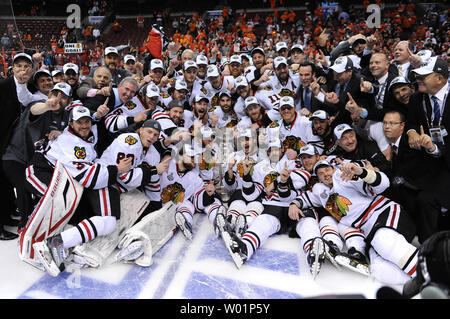 Die Chicago Blackhawks posieren mit den Stanley Cup nach dem Sieg über die Philadelphia Flyers 4-3 während Spiel sechs der 2010 Stanley Cup Finale in Philadelphia am 9. Juni 2010. UPI/Kevin Dietsch Stockfoto