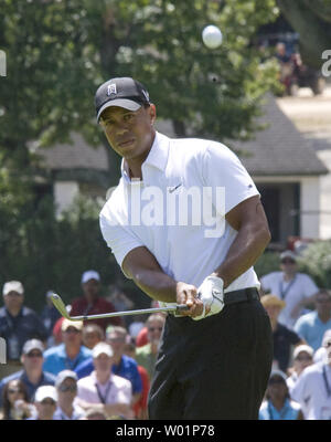 Tiger Woods Uhren sein chip Schuß auf Bohrung Nr. 9 in der ersten Runde spielen Der AT&T National bei Aronimink Golf Club in Newtown Square, Pennsylvania am 1. Juli 2010. Holz beendete den Tag mit einer 3 über Par 73. UPI/John Anderson Stockfoto