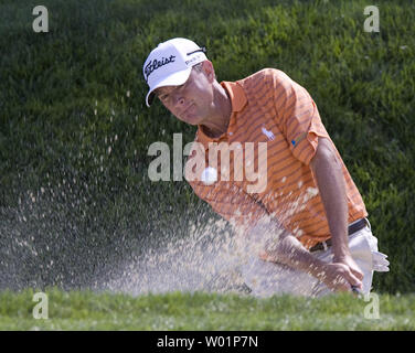 Davis Love III startet aus einem Sandfang auf Loch Nr. 13 in der ersten Runde spielen Der AT&T National bei Aronimink Golf Club in Newtown Square, Pennsylvania am 1. Juli 2010. Liebe, die mit Tiger Woods spielen heute war mit 9 über Par 79 beendet. UPI/John Anderson Stockfoto