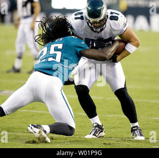 Jacksonville Jaguars Reggie Nelson (25) erhält seine Hand auf den Ball wie er unten bringt Philadelphia Eagles tight end Brent Celek (87) im ersten Quartal bei Lincoln Financial Field in Philadelphia am 13. August 2010. UPI/John Anderson Stockfoto