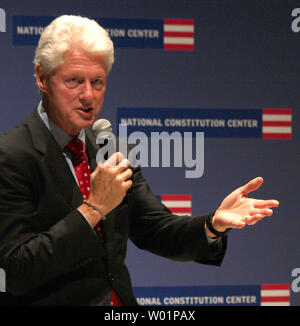 Der ehemalige Präsident Bill Clinton macht eine Sache bei seinem Gespräch mit dem ehemaligen britischen Premierminister Tony Blair im National Constitution Center in Downtown Philadelphia September 13, 2010. Beide Männer sind in Philadelphia Teil im Jahr 2010 jährliche Freiheit Medaille Präsentation hier später in den Tag zu nehmen. UPI/John Anderson Stockfoto