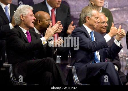 Der ehemalige Präsident Bill Clinton begrüßt laut, als der ehemalige britische Premierminister Tony Blair gibt zwei Daumen bis zu einer Leistung von der irischen Tennors während der Zeremonien am National Constitution Center in Downtown Philadelphia September 13, 2010. UPI/John Anderson Stockfoto