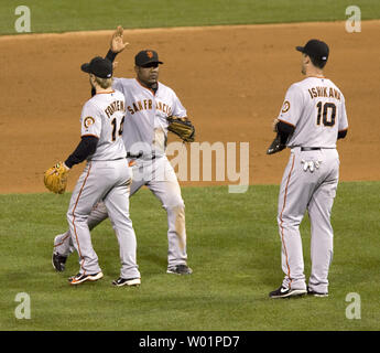 San Francisco Giants 3rd baseman Mike Fontenot (links) feiert mit shortstop Juan Uribe als Travis Ishikawa Uhren nach San Francisco Philadelphia 4-3 in Spiel eins der NLCS Meisterschaft an der Citizens Bank Park, den 16. Oktober 2010 abgelehnt. UPI/John Anderson Stockfoto
