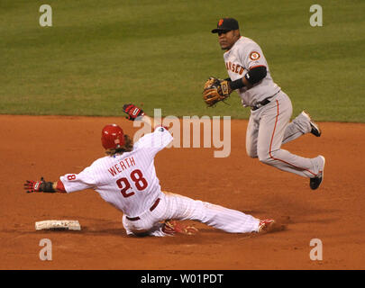 San Francisco Giants' shortstop Juan Uribe geht, geboren als macht er den Wurf zur Zweiten nach dem Tagging Philadelphia Phillies "jayson Werth während Spiel 1 der NLCS in Philadelphia am 16. Oktober 2010. UPI/Kevin Dietsch Stockfoto