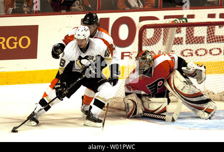 Pittsburgh Penguins center Tyler Kennedy kommt um den Rand des Net für ein Ziel versuchen gegen die Philadelphia Flyers goalie Sergei Bobrovsky während der ersten Periode Philadelphia Flyers-Pittsburgh Penguins NHL Hockey an der Wells Fargo Center in Philadelphia, 24. März 2011. Die Verteidigung ist Flyer rechten Flügel Claude Giroux. (UPI Foto/John Anderson) Stockfoto