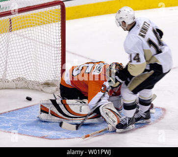 Pittsburgh Penguins linken Flügel Chris Kunitz Kerben gegen Philadelphia Flyers goalie Sergei Bobrovsky in einem shootout das Spiel während Philadelphia Flyers-Pittsburgh Penguins NHL Hockey an der Wells Fargo Center in Philadelphia März 24, 2011 zu gewinnen. UPI/John Anderson Stockfoto