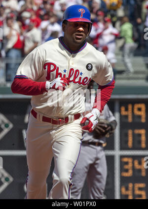 Philadelphia Phillies rechter Feldspieler Ben Francisco Runden an zweiter Stelle nach der Kollision mit einem Homer im ersten Inning Houston Astros-Philadelphia Phillies Spiel Action in Philadelphia, April 3, 2011. Sein Erfolg folgte unmittelbar nach Mannschaftskamerad Ryan Howard hit 3-Homer laufen. UPI/John Anderson Stockfoto