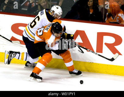 Philadelphia Flyers Zentrum Danny Briere (48) kämpfen mit den Buffalo Sabres linken Flügel Thomas Vanek auf den Brettern für die Steuerung der Puck während der zweiten Periode Philadelphia Flyers-Buffalo Sabre Spiel 5 der ersten Runde Endspiel Serie an der Wells Fargo Center in Philadelphia, 22. April 2011. UPI/John Anderson Stockfoto