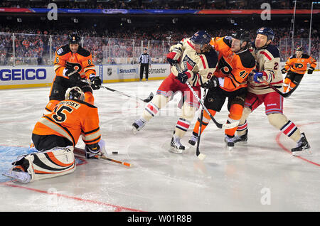 Philadelphia Flyers goalie Sergei Bobrovsky Bausteine einen Schuß von New York Ranger Carl Hagelin während der dritten Periode des 2012 Winter Classic am Citizens Bank Park in Philadelphia am 2. Januar 2012. UPI/Kevin Dietsch Stockfoto