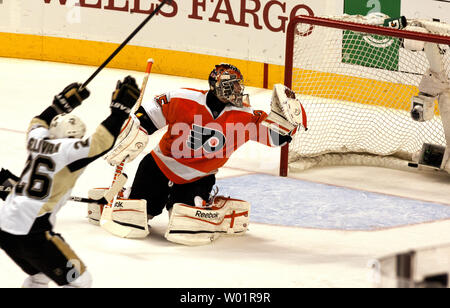 Philadelphia Flyers goalie Sergei Bobrovsky Uhren der Puck Segel ihn Pass in das Netz als Pittsburgh Penguins Steve Sullivan feiert während der zweiten Periode Pittsburgh Penguins-Philadelphia Flyer Spiel 4 Endspiel Aktion an der Wells Fargo Center in Philadelphia, April 18, 2012 UPI/Eileen Angelino Stockfoto