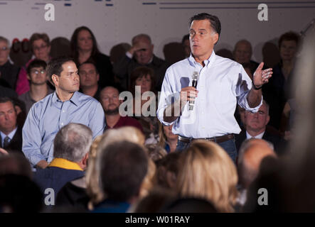 Der republikanische Präsidentschaftskandidat Mitt Romney (R) und Sen. Marco Rubio (R-FL) halten ein Town Hall Meeting in Mustang Expediting in Chester, Pennsylvania am 23. April 2012. UPI/Kevin Dietsch Stockfoto