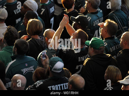 Fans Belastung einen Eindruck des ehemaligen Philadelphia Eagles Spieler Brian Dawkins als seine Nummer zu erhalten ist, während einer Zeremonie im Lincoln Financial Field in Philadelphia am 30. September 2012 in den Ruhestand. UPI/Laurence Kesterson Stockfoto