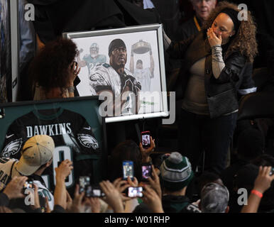 Ehemalige Philadelphia Eagles Spieler Brian Dawkins Frau, Connie, reagiert, als sie sein Portrait im Rahmen einer Feierstunde seine Zahl in den Ruhestand zu den Adlern Hall of Fame am Lincoln Financial Field in Philadelphia am 30. September 2012 präsentiert. UPI/Laurence Kesterson Stockfoto