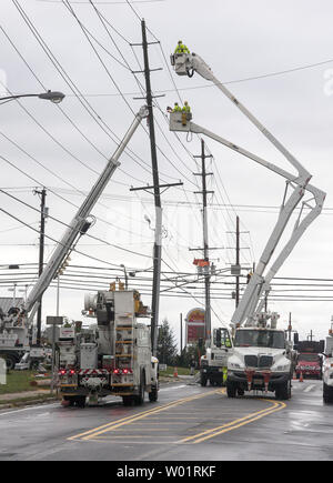 Dienstprogramm Störungssucher Arbeiten an stromführenden Kabel außerhalb von Pleasantville, New Jersey, 30. Oktober 2012 Mit einem Kran eine gebrochene Stange und zwei Cherry Picker zu unterstützen, um die Drähte zu zugreifen. Hurrikan Sandy, eine Kategorie, einen Sturm produzierte Winden bis zu 90 Meilen pro Stunde, wie es landfall Ende Oktober 29, 2012. Beamte schätzen 1,9 Millionen Menschen im Land sind ohne Strom. UPI/John Anderson Stockfoto