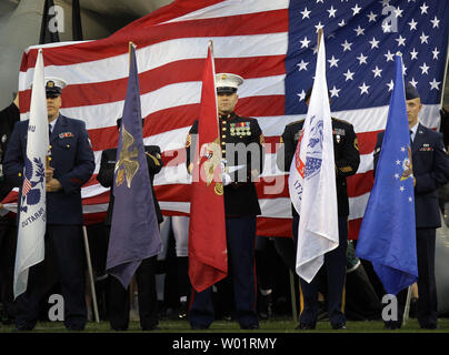 Mitglieder der US-Streitkräfte stehen mit ihren Fahnen als Teil des Veterans Day pre-game show Vor der Philadelphia Eagles vs Dallas Cowboys NFL Football Spiel bei Lincoln Financial Field in Philadelphia am 11. November 2012. UPI/Laurence Kesterson Stockfoto