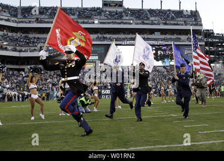 Mitglieder der US-Streitkräfte mit ihrer Flagge als Teil des Veterans Day pre-game show Vor der Philadelphia Eagles vs Dallas Cowboys NFL Football Spiel bei Lincoln Financial Field in Philadelphia am 11. November 2012. UPI/Laurence Kesterson Stockfoto