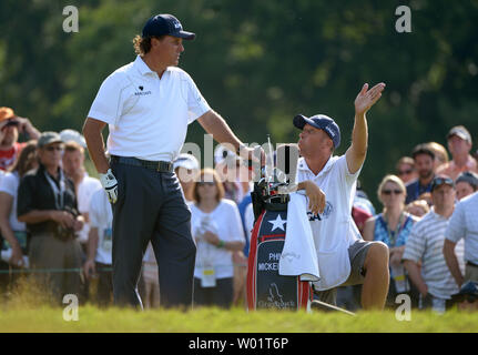 Phil Mickelson spricht mit seinem caddie Jim Mackay, in der dritten Runde 113 U.S. Open Championship am Merion Golf Club in Ardmore, Pennsylvania am 15. Juni 2013. Phil beendete ein - Gleichheit und führt das Turnier. UPI/Kevin Dietsch Stockfoto