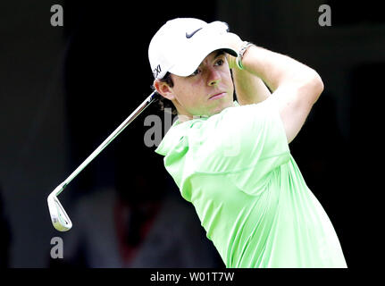 Rory McIlroy zweigt weg auf der 1. Bohrung in der letzten Runde an der 113 US Open bei Merion Golf Club in Ardmore, Pennsylvania am 16. Juni 2013. UPI/John angelillo Stockfoto
