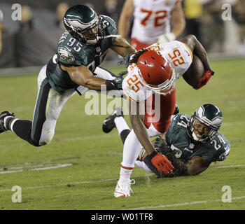 Kansas City Chiefs' Jamaal Charles (25) Will von den Philadelphia Eagles' Mychal Kendricks (95) und Bradley Fletcher (24) im ersten Quartal NFL Tätigkeit am Lincoln Financial Field in Philadelphia brachte am 19. September 2013. UPI/Laurence Kesterson Stockfoto