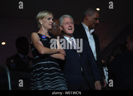 Der ehemalige Präsident Bill Clinton Chats mit Cecile Richards, Präsident, Planned Parenthood Federation of America, folgenden Michelle Obamas Rede an Tag eins der National Convention der Demokraten an der Wells Fargo Center in Philadelphia, Pennsylvania, am Montag, 25. Juli 2016. Der 4-tägige Kongress beginnt am Montag, 25. Juli, und es wird erwartet, dass Hillary Clinton für das Amt des Präsidenten der Vereinigten Staaten zu benennen. Foto von Pat Benic/UPI Stockfoto