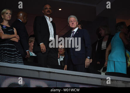 Der ehemalige Präsident Bill Clinton und der ehemalige Justizminister Eric Holder auf der Bühne am Tag einer der National Convention der Demokraten an der Wells Fargo Center in Philadelphia, Pennsylvania, am Montag, 25. Juli 2016. Der 4-tägige Kongress beginnt am Montag, 25. Juli, und es wird erwartet, dass Hillary Clinton für das Amt des Präsidenten der Vereinigten Staaten zu benennen. Foto von Pat Benic/UPI Stockfoto