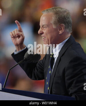 Ehemaligen Vermont reg. Howard Dean spricht während Tag zwei der Democratic National Convention in Wells Fargo Center in Philadelphia, Pennsylvania am 26. Juli 2016. South Dakota delegierten Geschichte gemacht, nachdem Sie Hillary Clinton als der demokratische Präsidentschaftskandidat nominiert. Foto von Ray Stubblebine/UPI Stockfoto