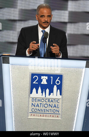 Der frühere US-Justizminister Eric Holder spricht an Tag zwei der National Convention der Demokraten an der Wells Fargo Center in Philadelphia, Pennsylvania am 26. Juli 2016. Die Delegierten benennt Hillary Clinton als demokratischer Präsidentschaftskandidat. Foto von Pat Benic/UPI Stockfoto